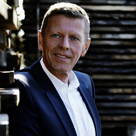 Auf dem Bild sehen Sie Dr. Georg Emprechtinger, geschäftsführender Eigentümer, Team 7 Natürlich Wohnen GmbH